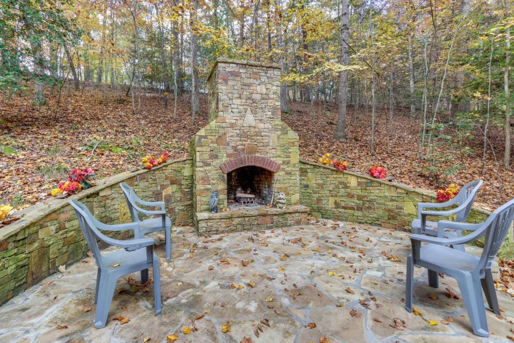 Quiet Murphy Hideaway with Decks and Outdoor Fireplace